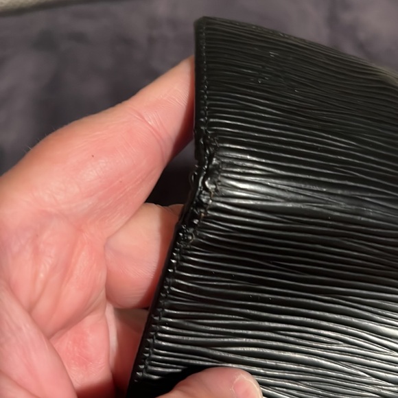 Authentic Louis Vuitton Black Epi key holder - Picture 12 of 14